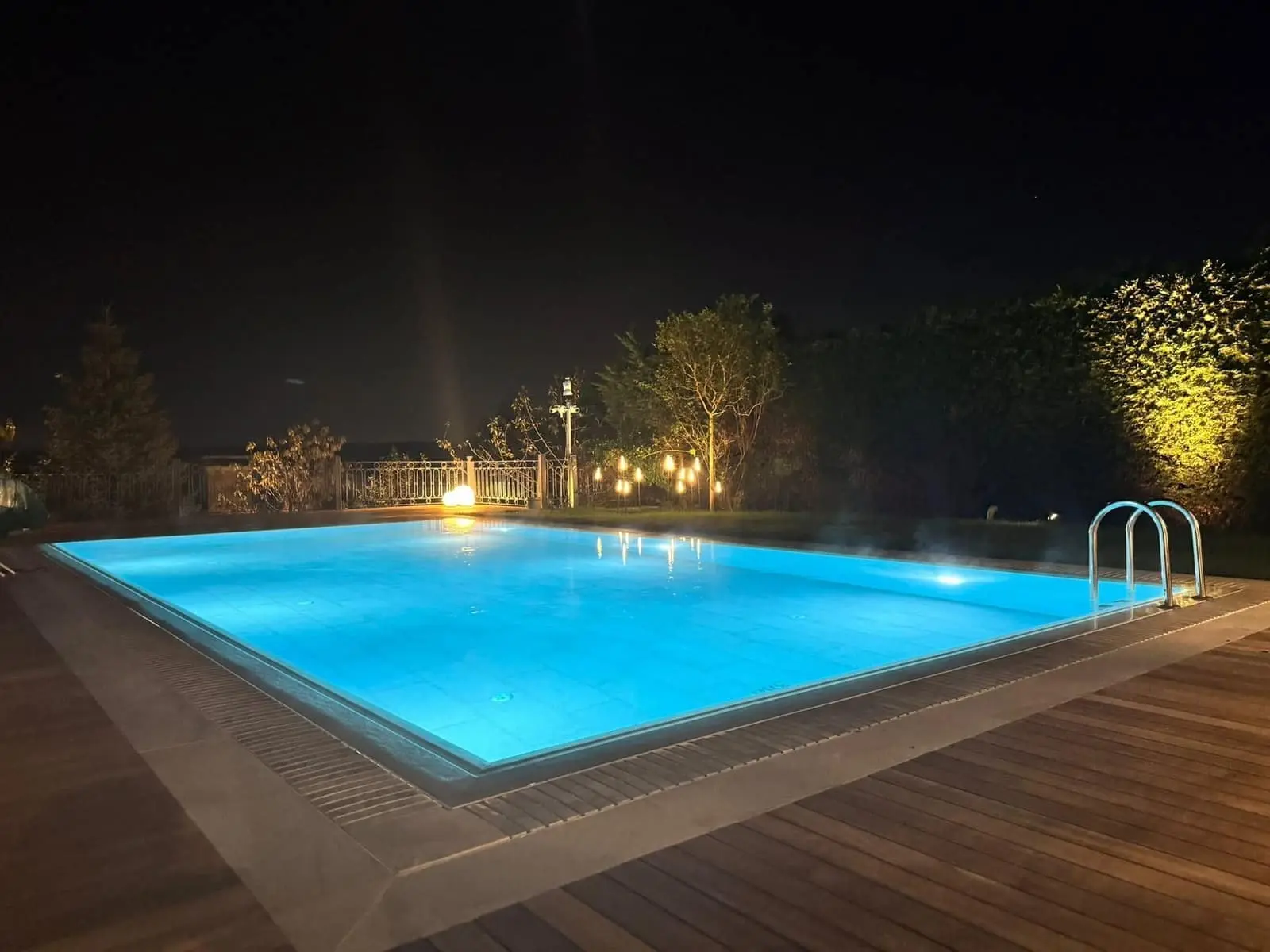 Gece aydınlatmalı yüzme havuzu